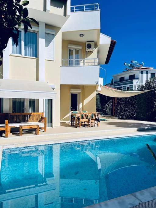 Excellent 3 Storey Villa With A Swimming Pool 贝莱克 外观 照片