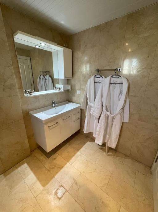 Excellent 3 Storey Villa With A Swimming Pool 贝莱克 外观 照片