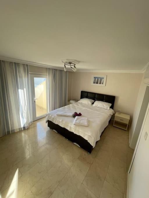 Excellent 3 Storey Villa With A Swimming Pool 贝莱克 外观 照片