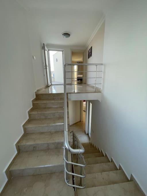 Excellent 3 Storey Villa With A Swimming Pool 贝莱克 外观 照片