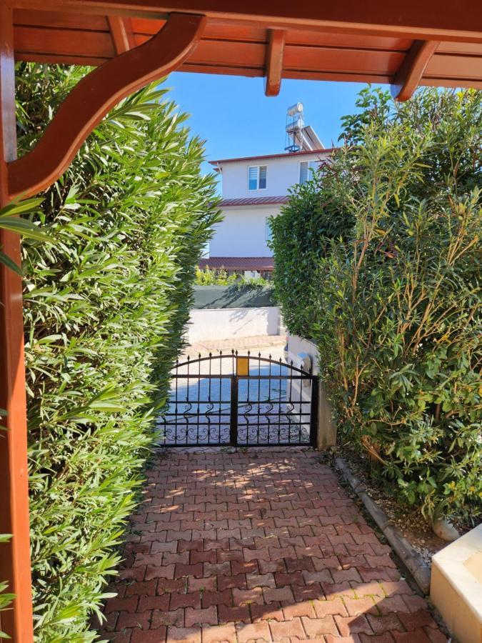 Excellent 3 Storey Villa With A Swimming Pool 贝莱克 外观 照片